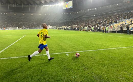Jogador do Vasco em ação no campo.