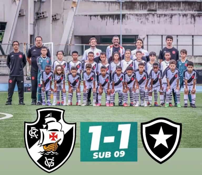 Chamada da equipe Sub 09 do Vasco jogando em campo.