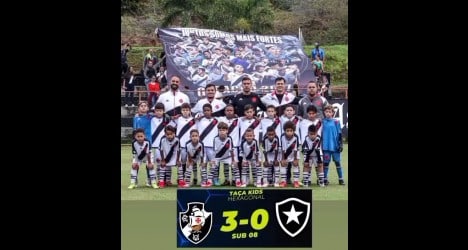 Jogadores mirins do Vasco e Botafogo em campo.
