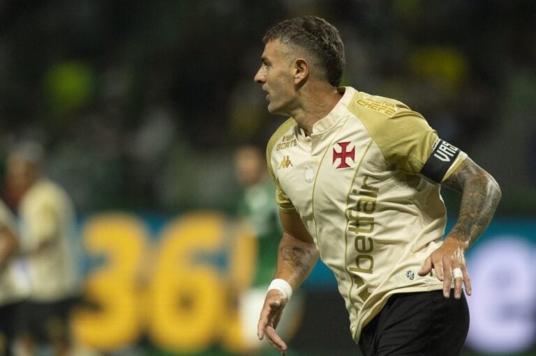 Vasco jogador comemorando gol em campo.