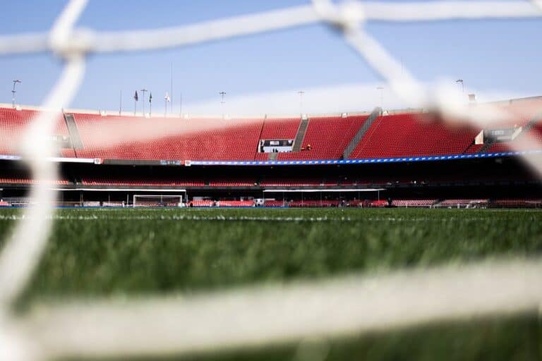 Futebol estádio vazio em fundamentals cor vermelha e cinza.