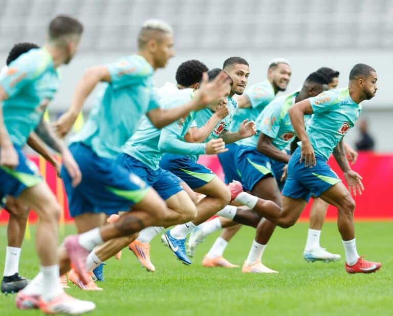 Atletas do Vasco treinando em campo.