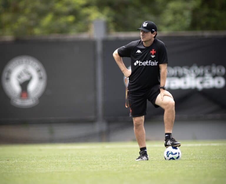 Jogador de futebol treinando com bola no campo.