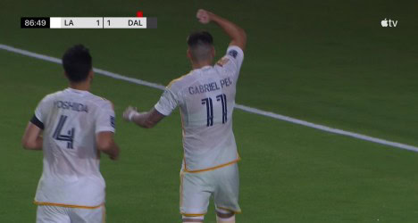 Jogador comemorando gol com companheiro.