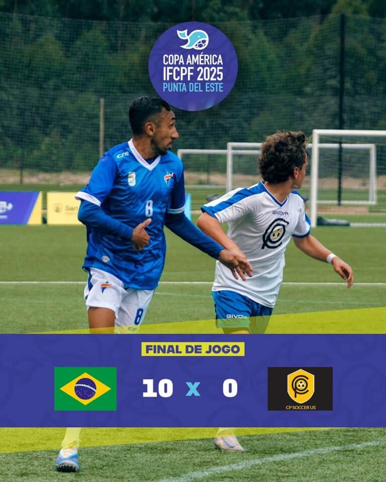 Brasileiro e menino jogando futebol em campo.