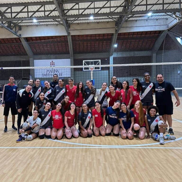 Vasco feminino de vôlei no ginásio do clube.