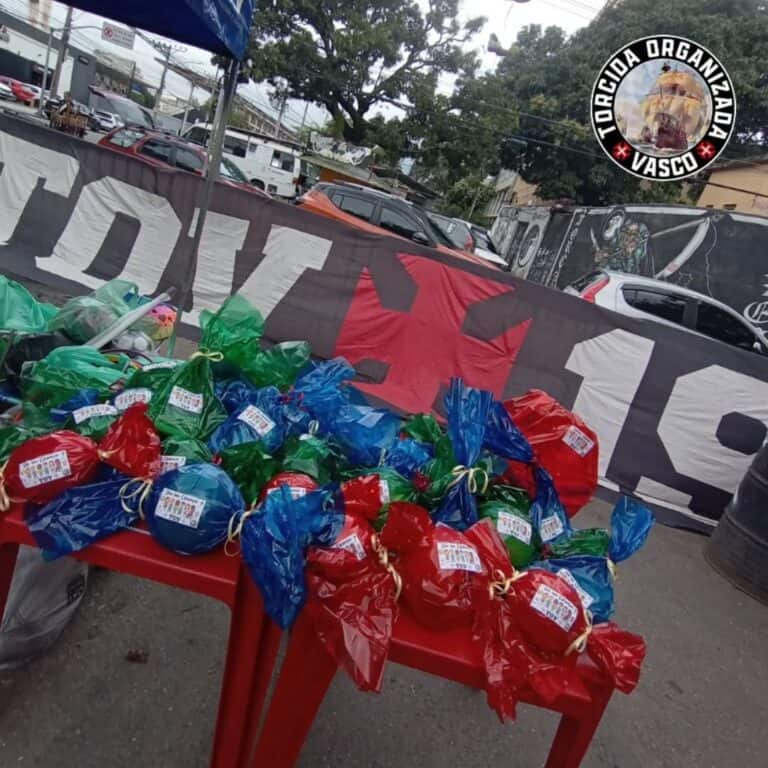 Vasos coloridos com brindes do Vasco da Gama.