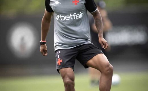 Árvore de futebol Vasco, jogador treinando, chuteira em ação.