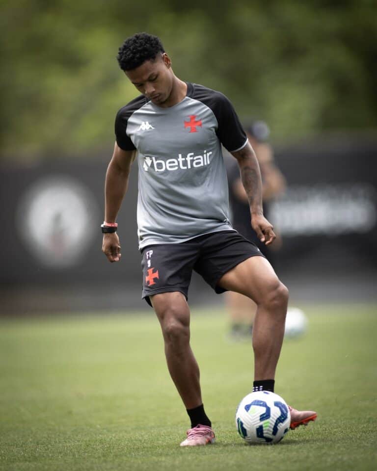 Árvore de futebol Vasco, jogador treinando, chuteira em ação.
