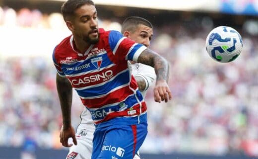 Jogador do Vasco controlando a bola durante partida.