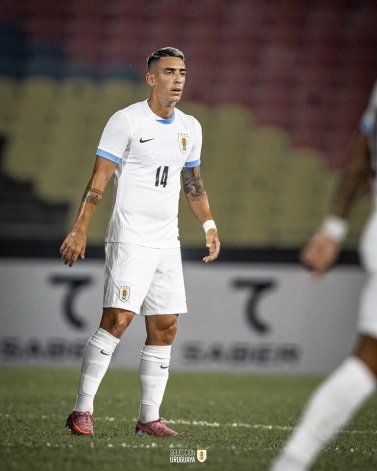 Vasco da Gama de uniforme branco em campo de futebol.