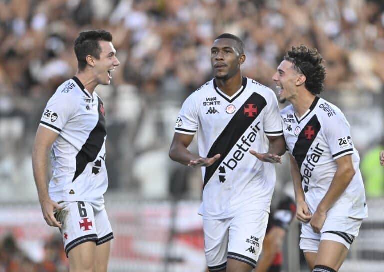 Jogadores do Vasco celebrando em campo.