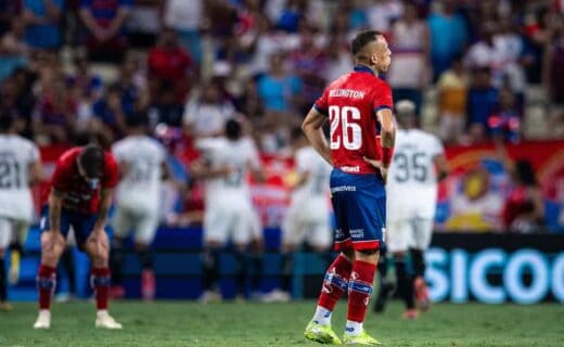 Vasco jogador de futebol com uniforme vermelho e azul.