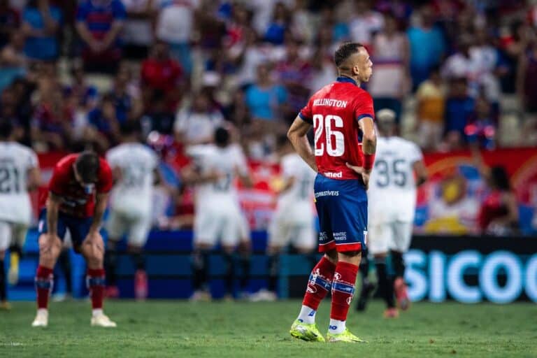 Vasco jogador de futebol com uniforme vermelho e azul.