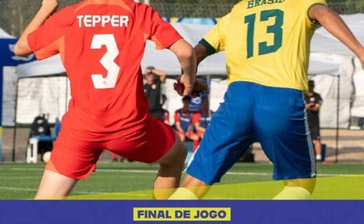 Jogadores de futebol em disputa no campo.