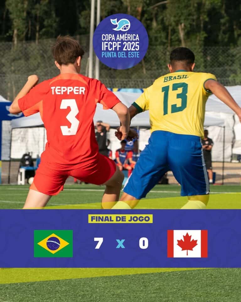 Jogadores de futebol em disputa no campo.