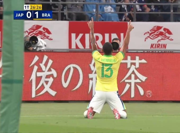 Jogador brasileiro comemorando gol no estádio.