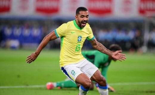 Fotografia de jogador do Brasil comemorando gol em campo.