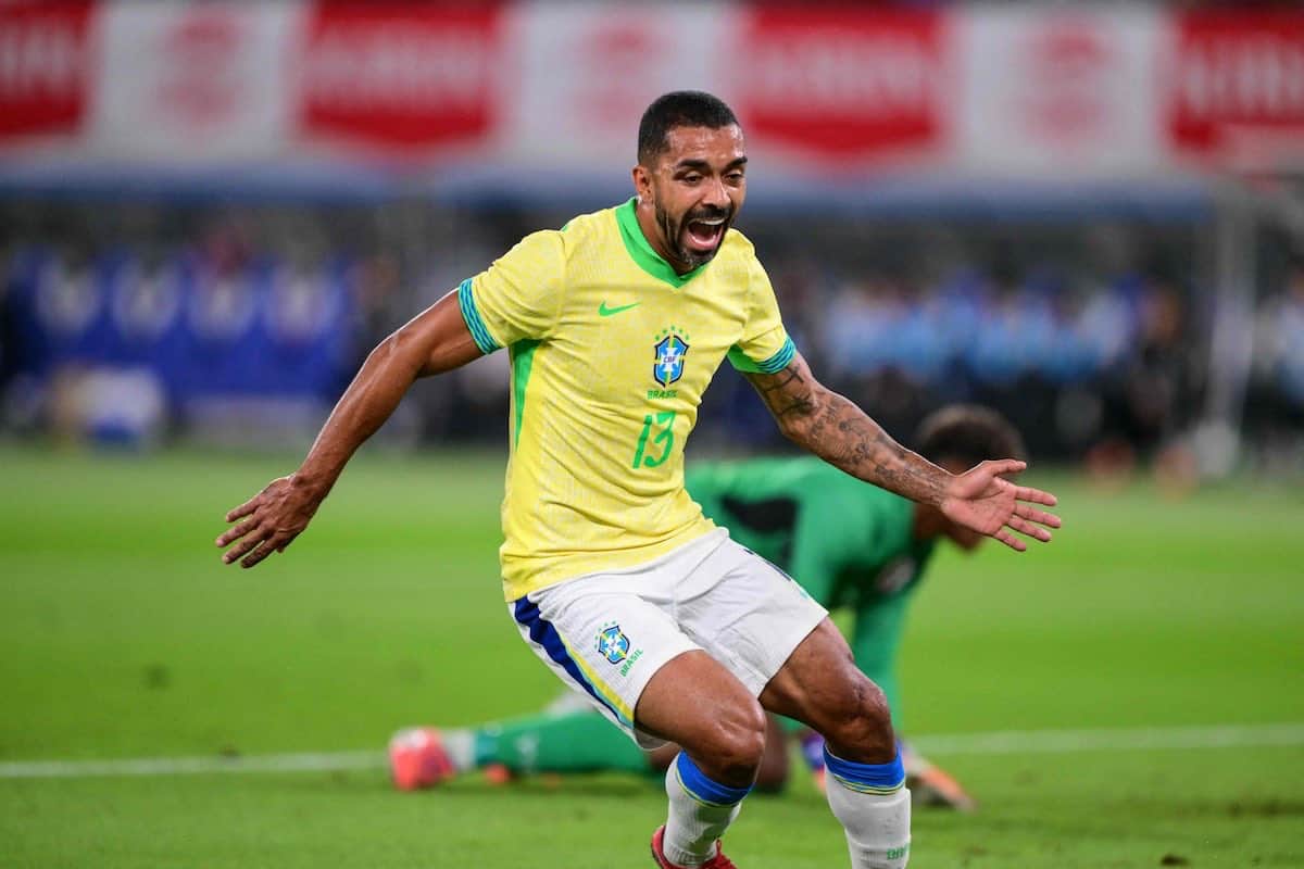 Fotografia de jogador do Brasil comemorando gol em campo.