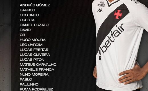 Jogador do Vasco com uniforme branco e detalhes pretos.