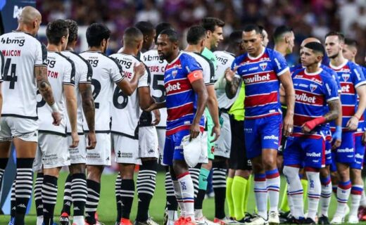 Jogadores do Vasco e do Santos se cumprimentando antes do jogo.