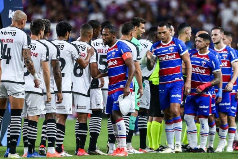 Jogadores do Vasco e do Santos se cumprimentando antes do jogo.