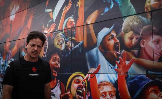 Vasco torcida comemorando vitória em mural colorido.