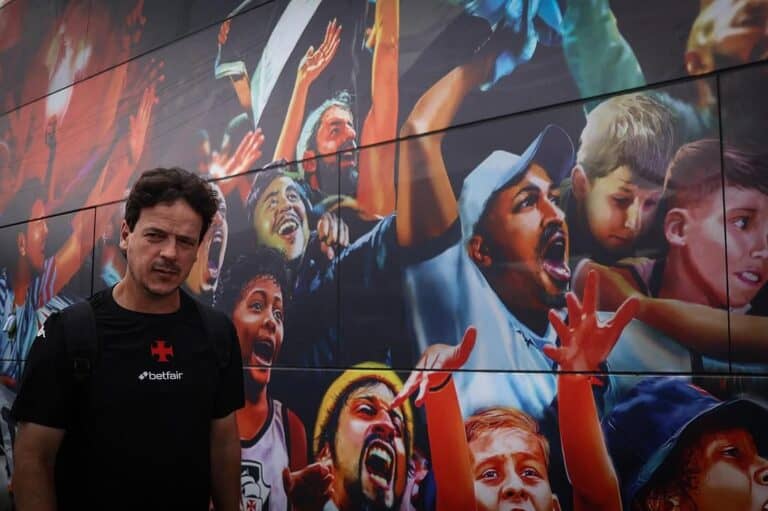 Vasco torcida comemorando vitória em mural colorido.