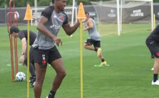 Treinamento de jogadores do Vasco com cones na grama.