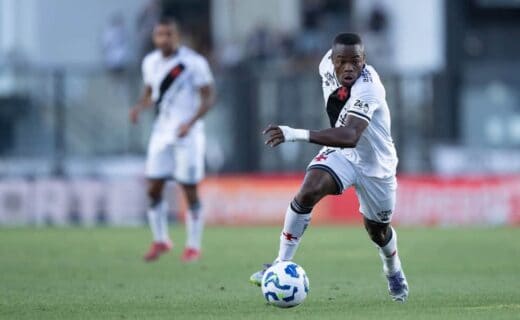 Jogador do Vasco controlando a bola em campo.