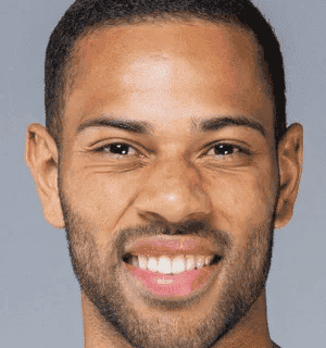 Sorriso de jogador de futebol do Vasco.