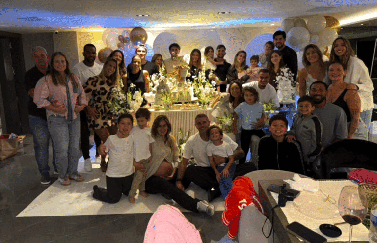 Festa de aniversário com muitas pessoas sorrindo e decoração elegante.