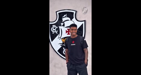Jovem torcedor na frente do escudo do Vasco.