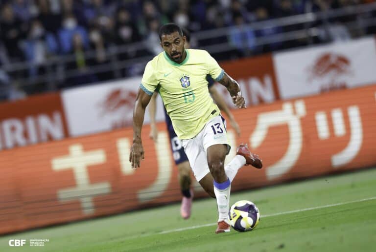 Jogador do Brasil driblando com bola nos pés.