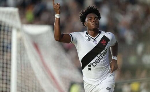 Jogador do Vasco comemorando gol em campo.