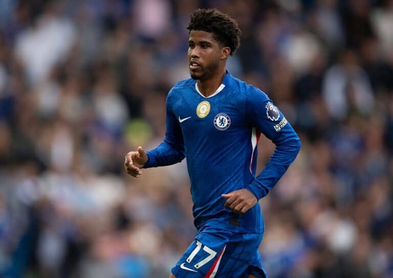 Jogador de futebol do Chelsea, uniforme azul, ação em campo.