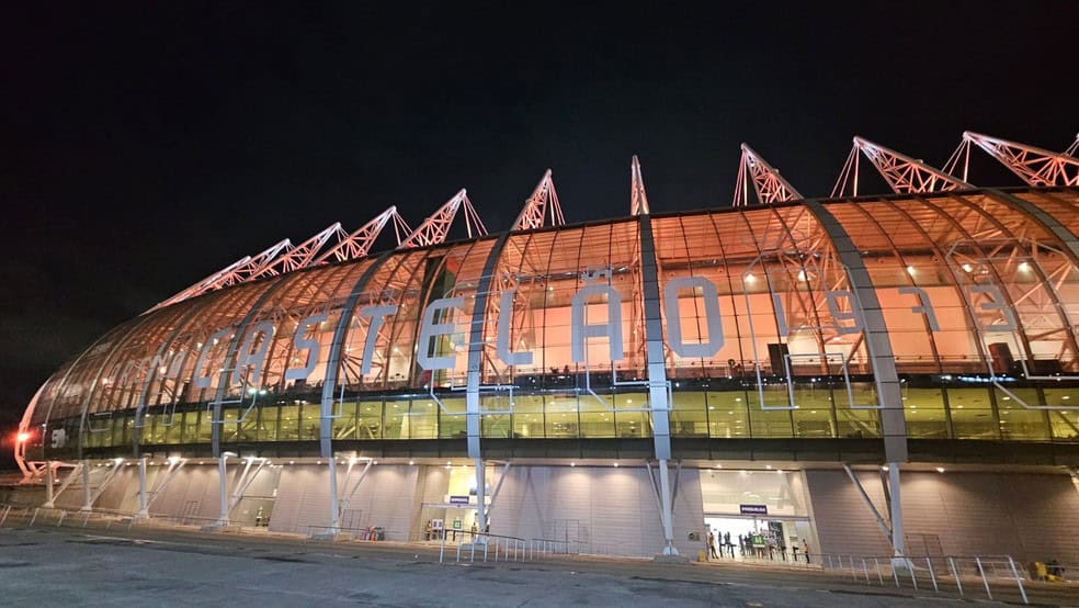 20251015-084510-1-72-arena-castelao-foto-crisneive-silveirasvm Vasco da Gama Stadium iluminado à noite.