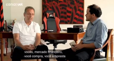 Executivo e entrevistador em reunião de negócios.