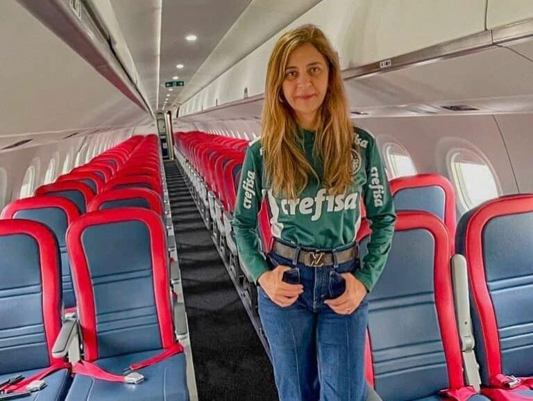 Viajante com uniforme do Vasco dentro de avião.