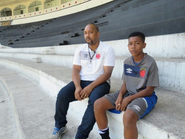 Filho e pai treinando no estádio do Vasco da Gama.