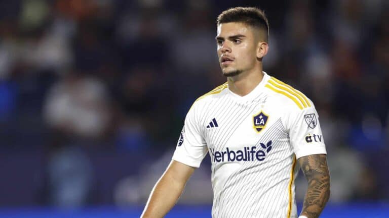 João Cancelo jogador do Los Angeles Galaxy em ação no campo.