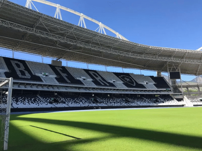 Estádio São Januário com gramado e arquibancadas.