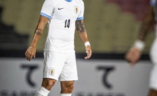 - Jogador do Uruguai em destaque no campo.