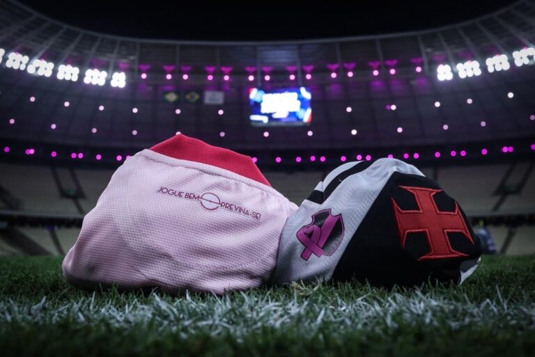 Camisa do Vasco no gramado do estádio.