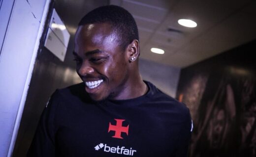 Sorriso de jogador do Vasco com uniforme preto.