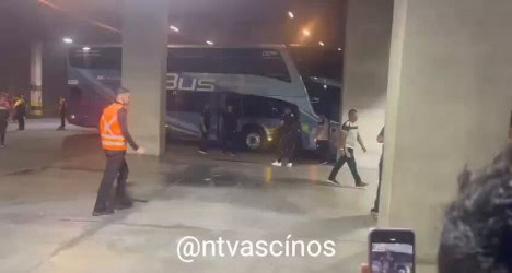Ônibus danificado em terminais de transporte.
