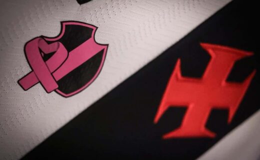 Logo do Vasco com fita rosa de conscientização.