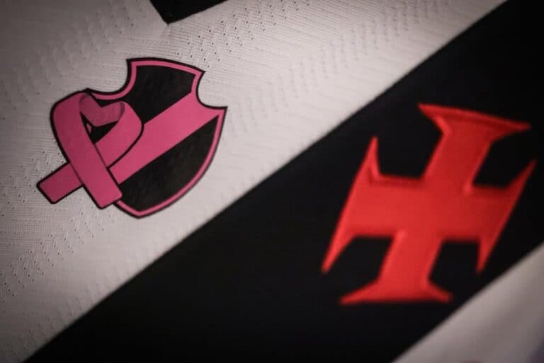 Logo do Vasco com fita rosa de conscientização.