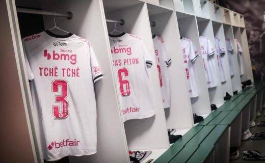 Técnica do vestiário do Vasco, uniformes brancos com detalhes rosa.