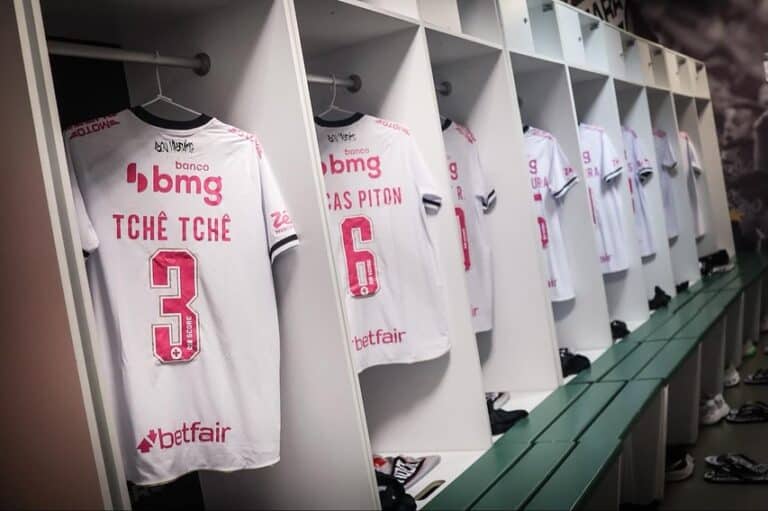 Técnica do vestiário do Vasco, uniformes brancos com detalhes rosa.